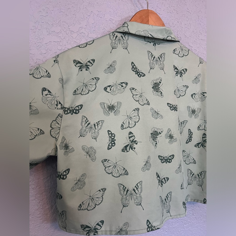 Butterfly Patterned Button-Up Collared Crop-Top - Picture 4 of 7